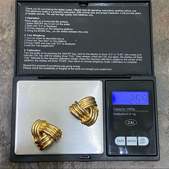 Vintage Unsigned Gold-tone Knot Clip On Earrings - Picture 7 of 13